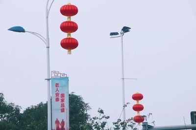 大紅燈籠高高掛，春節(jié)氛圍濃了！扮靚大龍街過(guò)年啦~