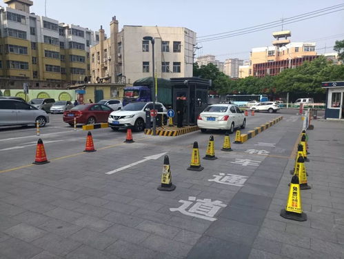 濰坊商品城和平路入口煥新亮相，停車更便捷，燈桿創(chuàng)新升級(jí)